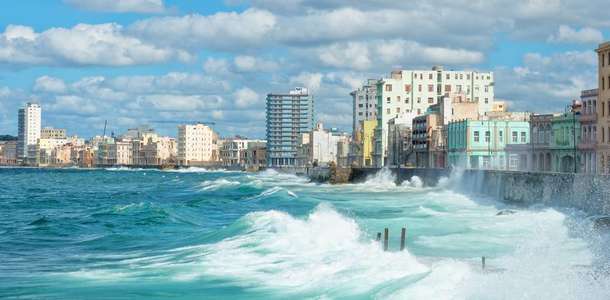 Malecon sahili boyunca yürüyün ve Atatürk büstünü görün  
