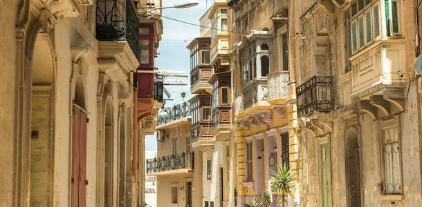 Tipik Malta evlerini görün  