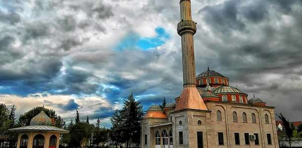 Eski cami ve türbe kalıntılarını görün