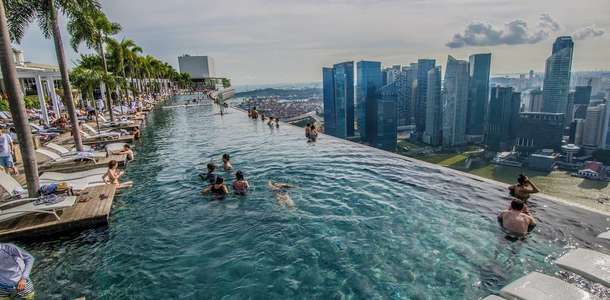 Marina Bay Sands'da şehir manzarasına karşı yüzün