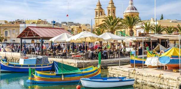 Marsaxlokk’da renkli tekneleri görün  