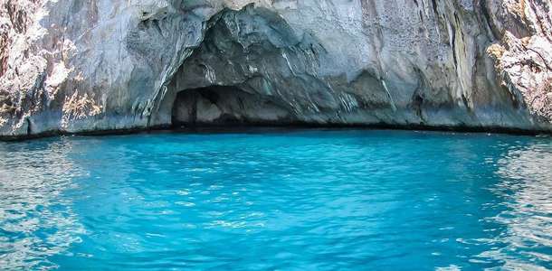 Küçük kayıklara binip Mavi Mağara’nın içini görün