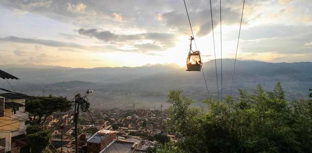 Teleferikle şehri tepeden görün 