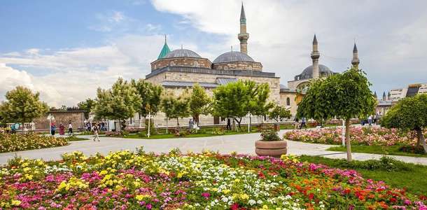 Manevi yönü zengin ilçenin cami ve türbelerini ziyaret edin