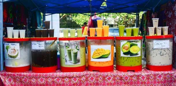 Tezgahlardan taze meyve suyu alın  