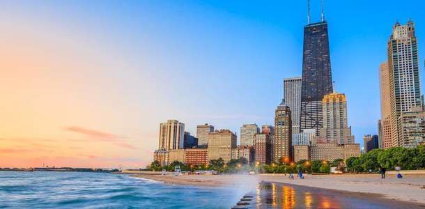Michigan Gölü kıyısında güneşlenin 