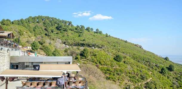 Monal Restoran’da bir akşam yemeği yiyin