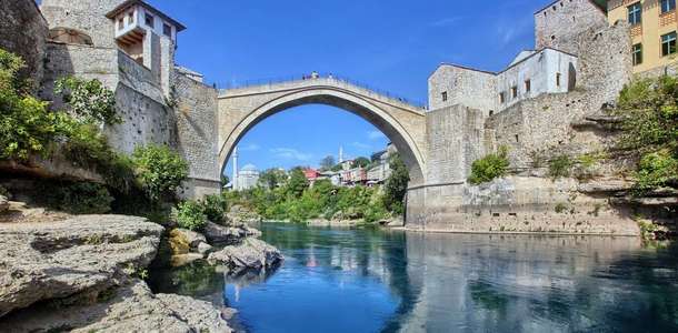 Tarihi Mostar Köprüsü’nü görün  