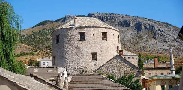 Mostar’ın tarihi miraslarından Tara Kulesi’ni görün  