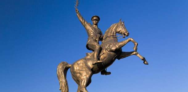 Mustafa Kemal Atatürk’ün anıtını görün