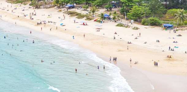 Nai Harn Plajı’nda denize girin  