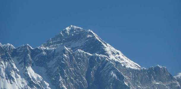 Küçük uçaklarla Everest Dağı’nın zirvelerini görün   