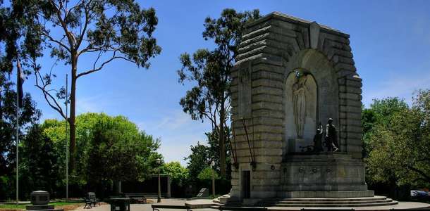 Ulusal Savaş Anıtı’nı ziyaret edin  