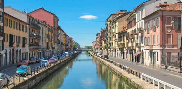 Navigli’de kanalların kenarında yürüyün  