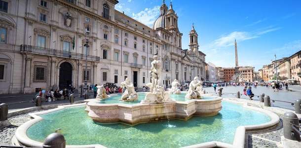 Navona Meydanı’nda kahve için