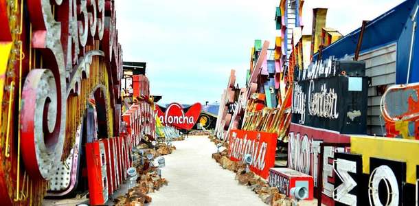 Neon Müzesi’nde eski tabelaları görün  