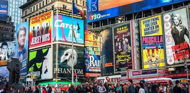 Broadway'de tiyatro izleyin