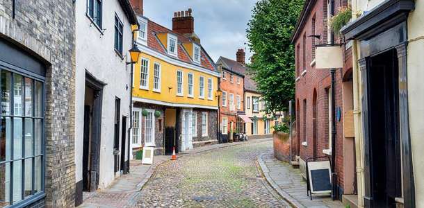 Elm Tepesi’nde eski şehri keşfedin, alışveriş yapın