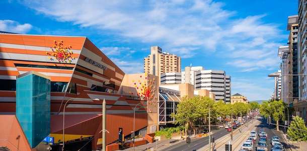 North Terrace Caddesi’nde bir aşağı bir yukarı yürüyün  