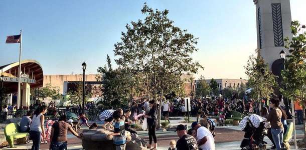 Ontario Şehir Meydanı’nda gezintiye çıkın