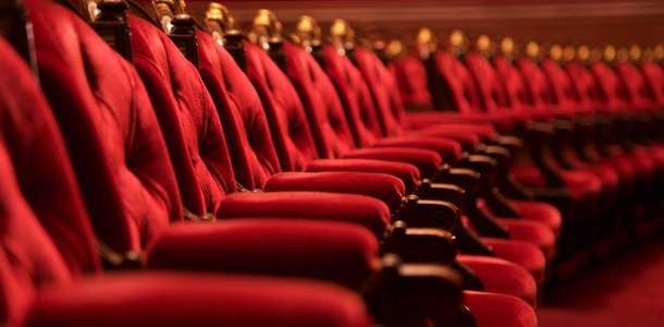 Bir tiyatro izleyin, bir opera dinleyin