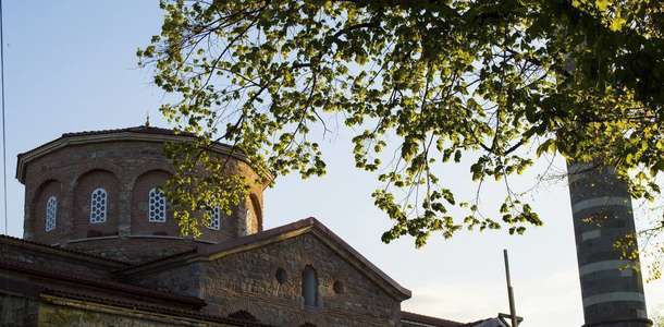 Başta Fatih Sultan Mehmet’in Cuma namazını kıldığı Ortahisar Camisi olmak üzere, muhteşem mimarili camilerini keşfedin