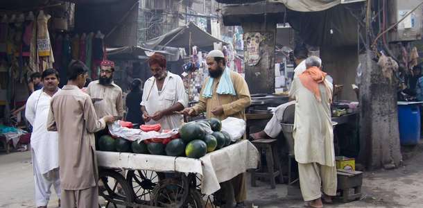 Kentin en renkli pazarlarından Anarkali ve Özgürlük pazarlarını gezin