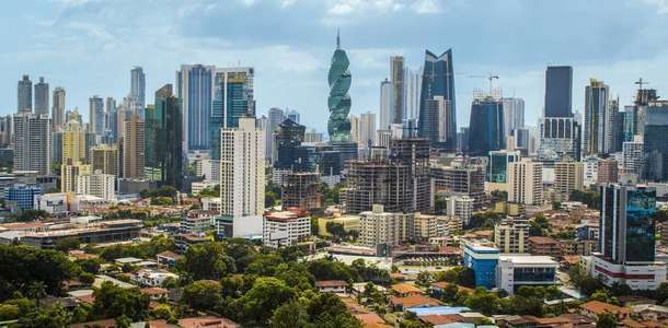 Panama City gökdelenlerinin arasında yürüyün  