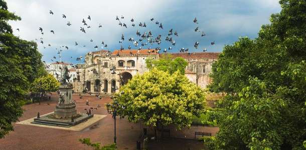 Parque Colón’daki tarihi yerleri görün