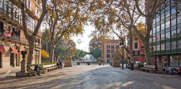 Passeig del Born’da dolaşın ve alışveriş yapın  