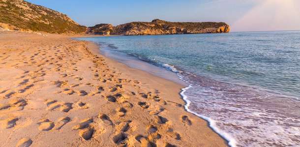 Patara Plajı’nın incecik kumu üzerinde güneşlenin  