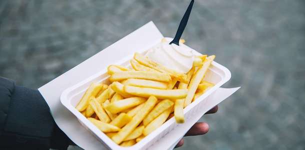 Patates kızartmasıyla atıştırın 