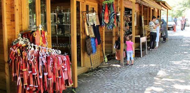 Renkli pazarlarında alışveriş yapın