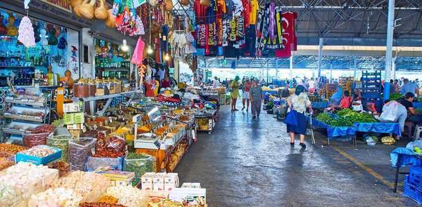 Renkli tezgahlar ve cıvıl cıvıl seslerle dolu pazarlarını dolaşın