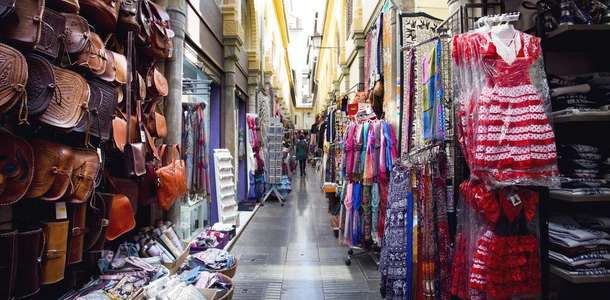 Bölge pazarlarını dolaşın ve alışveriş yapın  