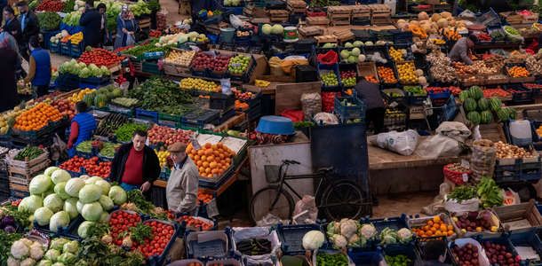Rengarenk pazar tezgahlarını turlayın