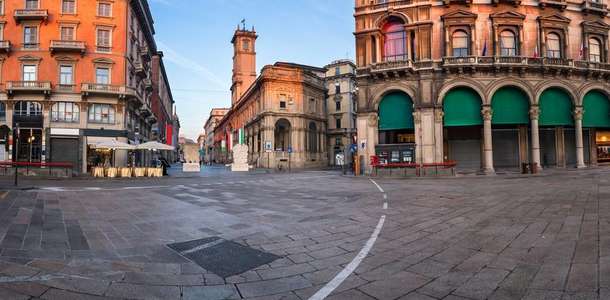Piazza Mercanti’de etrafı izleyin  
