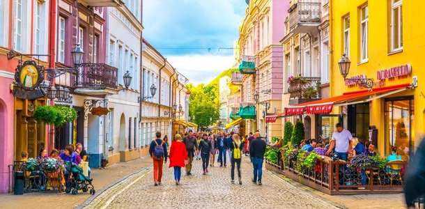 Pilies Caddesi’nden geçin
