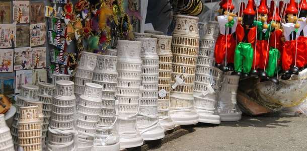 Ülkeye özgü hediyelik eşyalar alın  