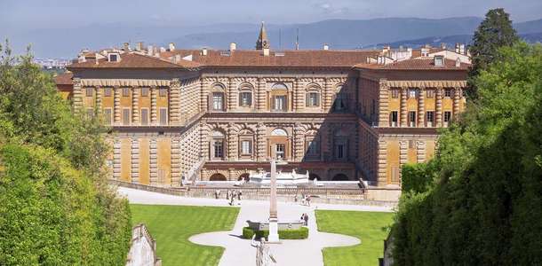 Pitti Sarayı'nda eski eşyaları ve sanat eserlerini inceleyin