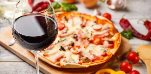 Pizza ve şarap ikilisi ile ziyafet çekin 