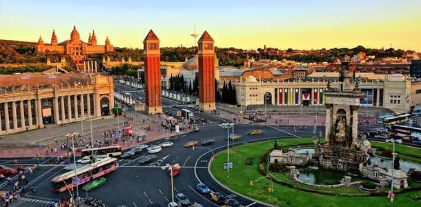 Plaça Espanya Meydanı'nda bir kahve dükkanına uğrayın