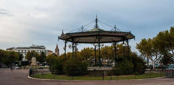 Place Saint-Nicolas meydanında serinleyin