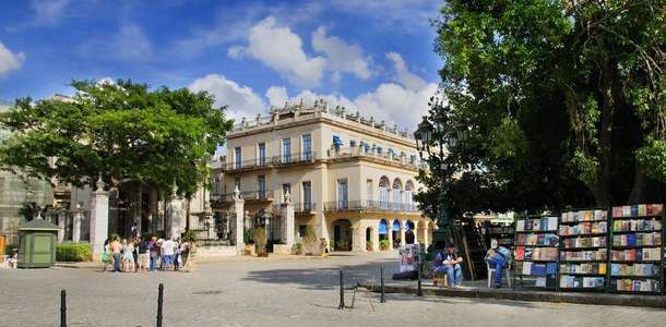 Plaza de Armas’ta kitapları karıştırın  