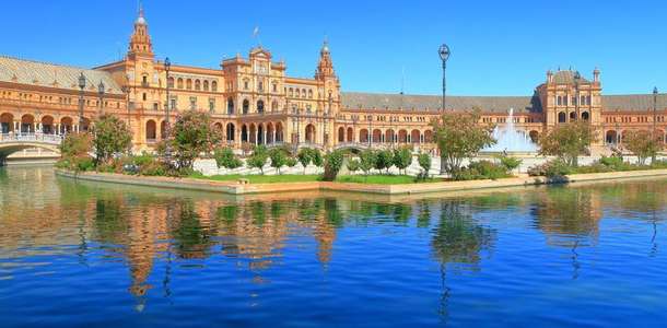 Plaza de Espana’da heykelleri görün  
