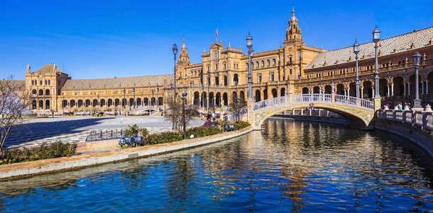 Plaza de España’daki bir restoranda yemek yiyin