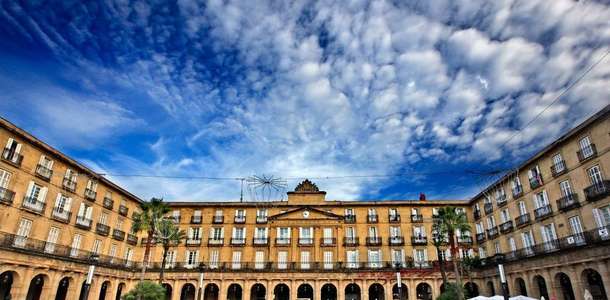 Plaza Nueva’da leziz İspanyol yemeklerini tadın  