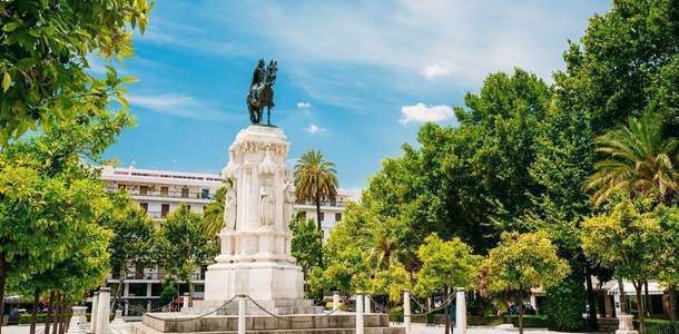 Plaza Nuevo ve çevresinde zaman geçirin 