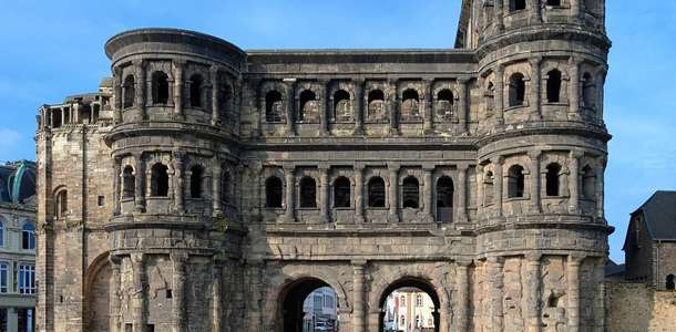 Alpler’in en büyük şehir kapısı Porta Nigra’yı görün