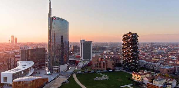 Yeni kapı olarak adlandırılan Porta Nuova'yı görün